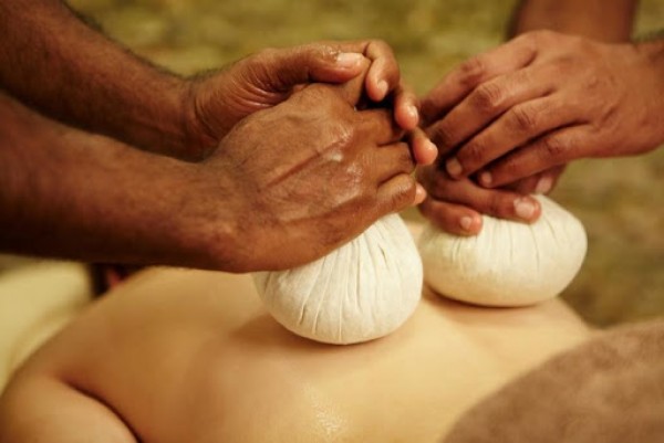 Herbal bundles warmed in medicated oil are used to massage the whole body to reduce the stiffness and the pain.