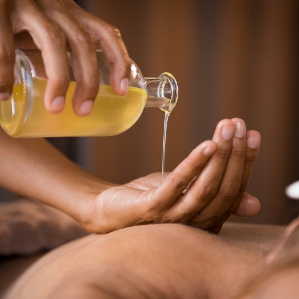 Abhyanga is a form of Ayurvedic medicine that involves massage of the body with warm herb-infused oil. This relaxing and  refreshing full body oil massage is an Ayurveda masterpiece, effects of both the oil and steam allow the medicated oils to seep into the body and nourish from within.
Abhyanga focuses on specific energy points in the body, helping to increase blood circulation while the rhythmic motion helps to relieve joints and muscles from stiffness. This massage is indicated to prevent ageing and degeneration. The Seven Position Therapy treats the whole body physically, mentally and emotionally.